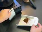 Reinigungsbürste mit Schaufel für die Barista Ecke »Scopa « dient der ordentlichen, präzisen Reinigung ihres Arbeitsplatzes rund um die Kaffeemaschine von scarlet espresso – Bild 5