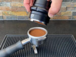 Doppel Distributor und Tamper »Doppio« 2 in 1 Levelling Tool Nivellierwerkzeug für Siebträgermaschine Espresso 58 mm 58,5 mm von scarlet espresso – Bild 4