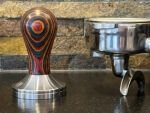 Tamper »classic colorato«, stilvoller Espresso-Stempel mit ergonomischem Griff aus buntem Edelholz, für perfekten Espresso, Barista von scarlet espresso – Bild 4