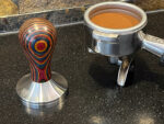Tamper »classic colorato«, stilvoller Espresso-Stempel mit ergonomischem Griff aus buntem Edelholz, für perfekten Espresso, Barista von scarlet espresso – Bild 6