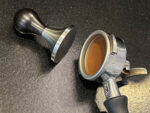 Tamper »Fino Affilato« inox sharp edge CNC präzisisiongefertigt, Edelstahl, Profitamper präzisisiongefertigt von scarlet espresso – Bild 6